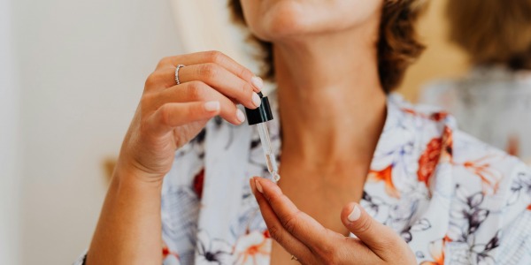 Huile de Rose Musquée : le secret naturel d’une peau éclatante et apaisée